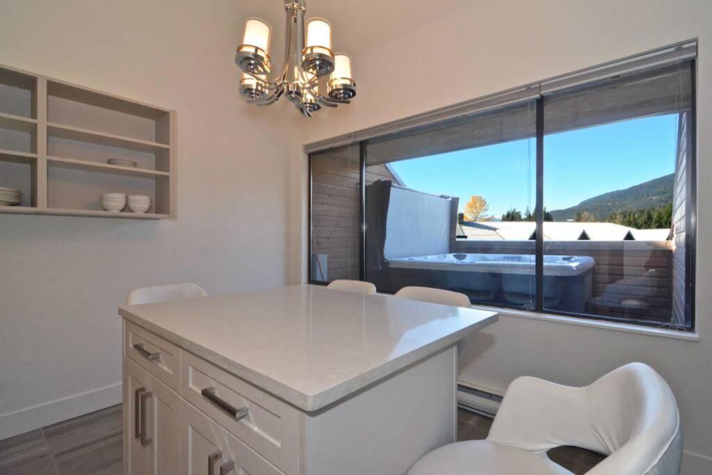 Hearthstone Lodge Loft, Village Centre, Private Hot Tub, Sleeps 6 Whistler Eksteriør bilde
